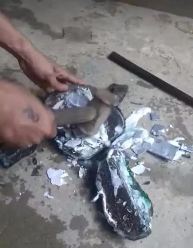 夜市400元翡翠原石图的简单介绍-第3张图片-翡翠网 夜市400元翡翠原石图的简单介绍-第3张图片-翡翠网