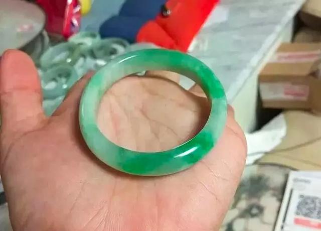 夜市400元翡翠原石图的简单介绍-第9张图片-翡翠网 夜市400元翡翠原石图的简单介绍-第9张图片-翡翠网