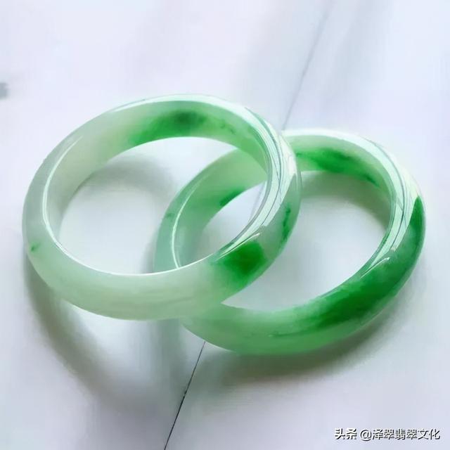 贵妃飘花翡翠手镯的知识的简单介绍-第8张图片-翡翠网 贵妃飘花翡翠手镯的知识的简单介绍-第8张图片-翡翠网