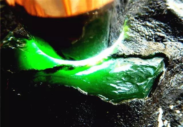 翡翠手镯五三开什么意思开翡翠手镯料边上切还是中间切-第1张图片-翡翠网 翡翠手镯五三开什么意思开翡翠手镯料边上切还是中间切-第1张图片-翡翠网