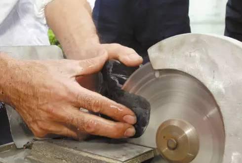 翡翠手镯五三开什么意思开翡翠手镯料边上切还是中间切-第2张图片-翡翠网 翡翠手镯五三开什么意思开翡翠手镯料边上切还是中间切-第2张图片-翡翠网