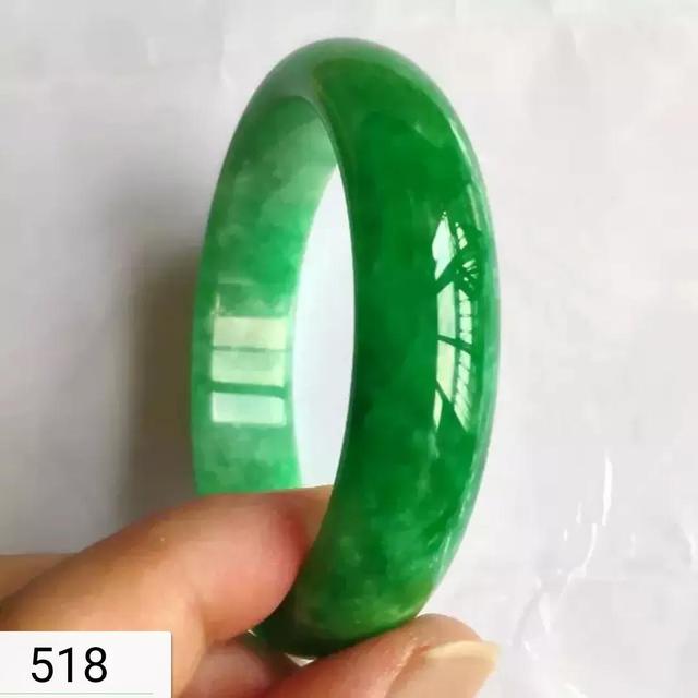 冰糯种飘绿翡翠手镯糯种绿翡翠手镯价格-第3张图片-翡翠网 冰糯种飘绿翡翠手镯糯种绿翡翠手镯价格-第3张图片-翡翠网