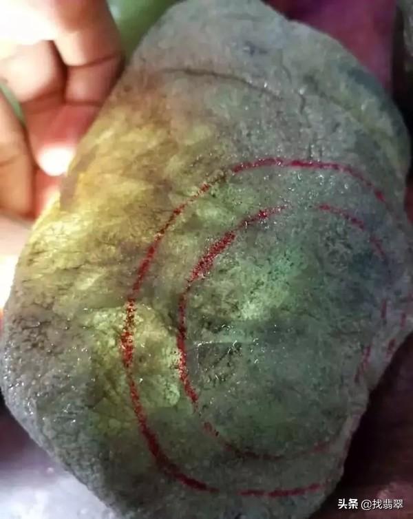 腊肉皮翡翠原石图片,翡翠原石玉皮讲解-第4张图片-翡翠网 腊肉皮翡翠原石图片,翡翠原石玉皮讲解-第4张图片-翡翠网