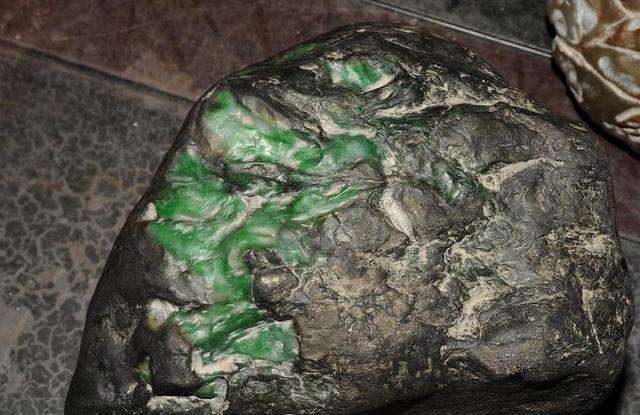 莫湾基密度非常大的翡翠原石莫湾基翡翠原石怎么样-第2张图片-翡翠网 莫湾基密度非常大的翡翠原石莫湾基翡翠原石怎么样-第2张图片-翡翠网