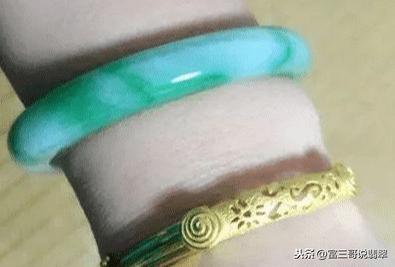 碧玺和翡翠手镯能同时戴吗玉镯和碧玺能一起戴左手吗-第1张图片-翡翠网 碧玺和翡翠手镯能同时戴吗玉镯和碧玺能一起戴左手吗-第1张图片-翡翠网