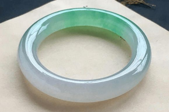 翡翠镯子鉴别怎样看真假翡翠手镯-第1张图片-翡翠网 翡翠镯子鉴别怎样看真假翡翠手镯-第1张图片-翡翠网