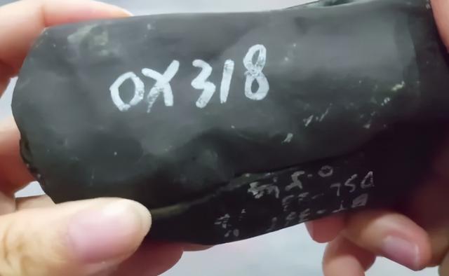 翡翠雪花棉原石皮表现棉货翡翠原石-第1张图片-翡翠网 翡翠雪花棉原石皮表现棉货翡翠原石-第1张图片-翡翠网