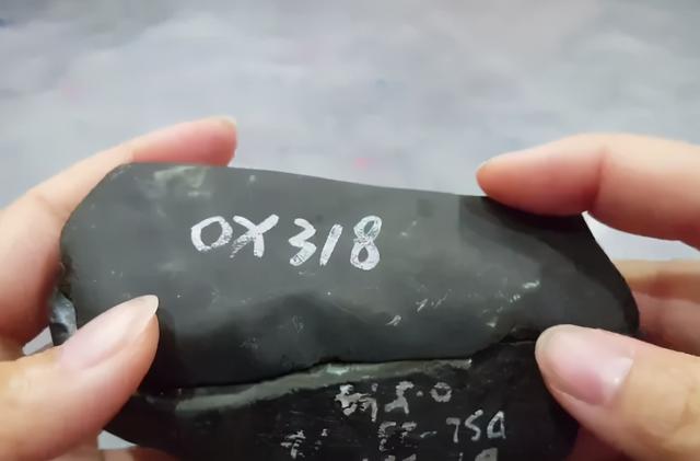 翡翠雪花棉原石皮表现棉货翡翠原石-第3张图片-翡翠网 翡翠雪花棉原石皮表现棉货翡翠原石-第3张图片-翡翠网