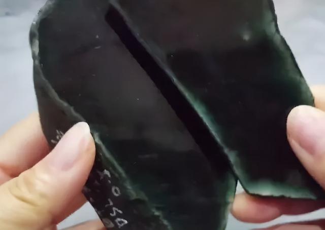 翡翠雪花棉原石皮表现棉货翡翠原石-第4张图片-翡翠网 翡翠雪花棉原石皮表现棉货翡翠原石-第4张图片-翡翠网