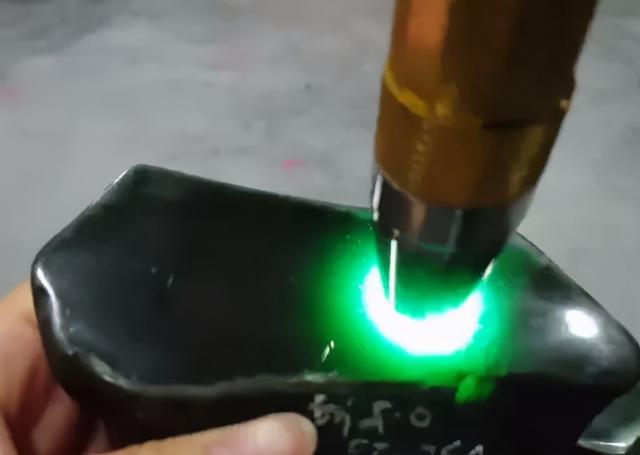 翡翠雪花棉原石皮表现棉货翡翠原石-第6张图片-翡翠网 翡翠雪花棉原石皮表现棉货翡翠原石-第6张图片-翡翠网