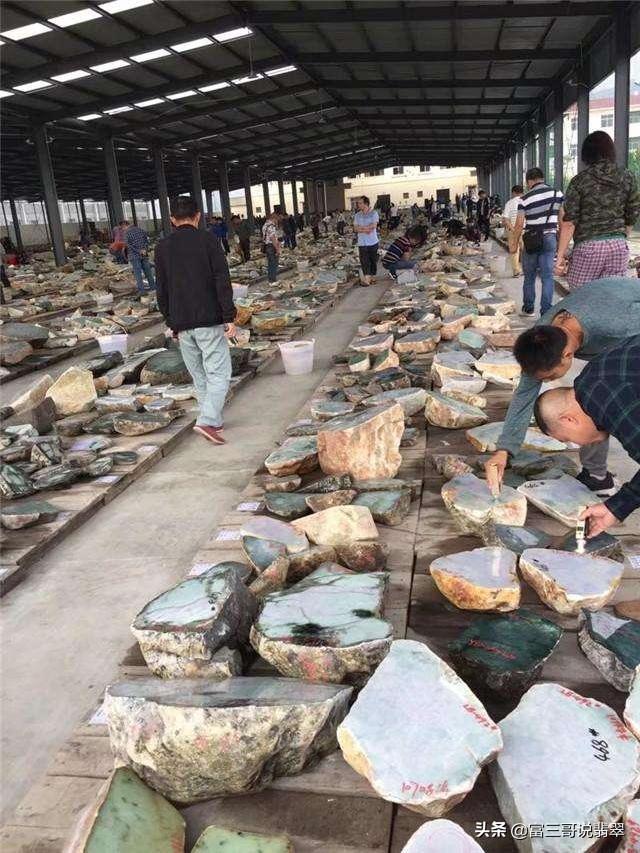 什么是翡翠原石翡翠原石怎么用砂石打磨-第1张图片-翡翠网 什么是翡翠原石翡翠原石怎么用砂石打磨-第1张图片-翡翠网