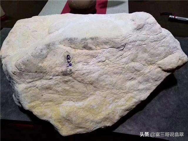 什么是翡翠原石翡翠原石怎么用砂石打磨-第2张图片-翡翠网 什么是翡翠原石翡翠原石怎么用砂石打磨-第2张图片-翡翠网