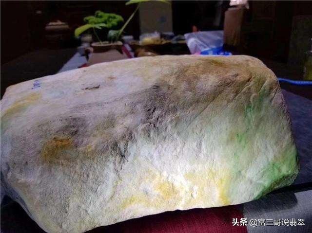 什么是翡翠原石翡翠原石怎么用砂石打磨-第3张图片-翡翠网 什么是翡翠原石翡翠原石怎么用砂石打磨-第3张图片-翡翠网