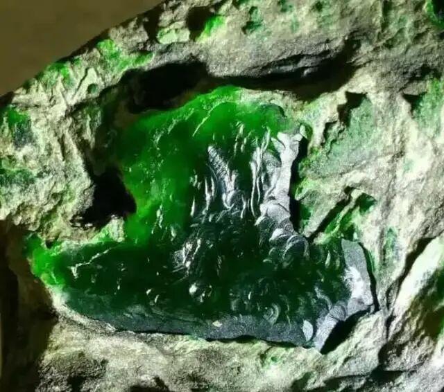 翡翠成品原石的讲解知识,翡翠原石叫什么-第4张图片-翡翠网 翡翠成品原石的讲解知识,翡翠原石叫什么-第4张图片-翡翠网