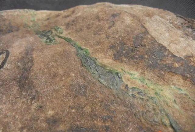 翡翠成品原石的讲解知识,翡翠原石叫什么-第5张图片-翡翠网 翡翠成品原石的讲解知识,翡翠原石叫什么-第5张图片-翡翠网