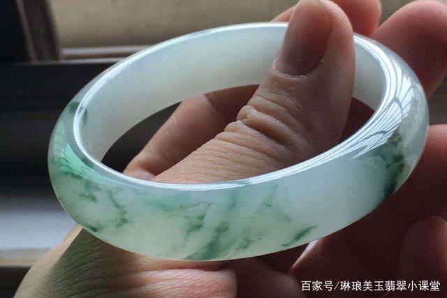 冰种翡翠手镯真假鉴别翡翠手镯真假如何鉴定-第2张图片-翡翠网 冰种翡翠手镯真假鉴别翡翠手镯真假如何鉴定-第2张图片-翡翠网