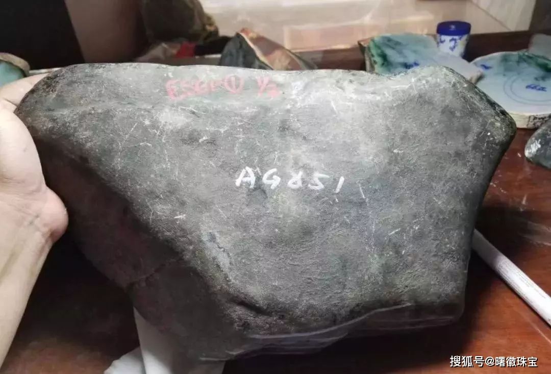 翡翠原石的特点,莫湾基原石翡翠手镯-第1张图片-翡翠网 翡翠原石的特点,莫湾基原石翡翠手镯-第1张图片-翡翠网