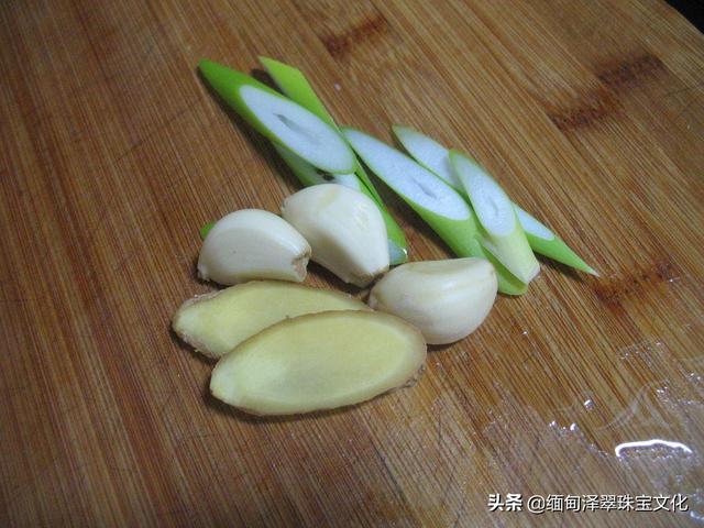 翡翠烤色手镯怎么辨认,黄翡翠烤色怎么能看出来-第9张图片-翡翠网 翡翠烤色手镯怎么辨认,黄翡翠烤色怎么能看出来-第9张图片-翡翠网