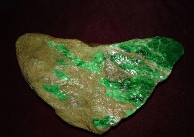 翡翠原石的鉴别方法和注意事项,什么是翡翠原石-第1张图片-翡翠网 翡翠原石的鉴别方法和注意事项,什么是翡翠原石-第1张图片-翡翠网