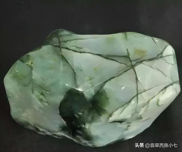 翡翠原石裂了还能值钱吗翡翠原石价值-第1张图片-翡翠网 翡翠原石裂了还能值钱吗翡翠原石价值-第1张图片-翡翠网