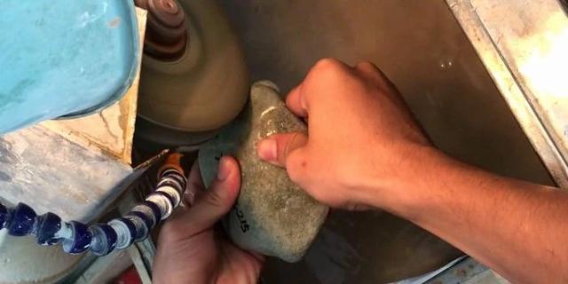 糯冰翡翠原石切开图片,翡翠原石冰糯图片-第5张图片-翡翠网 糯冰翡翠原石切开图片,翡翠原石冰糯图片-第5张图片-翡翠网