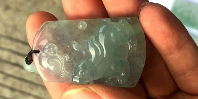 糯冰翡翠原石切开图片,翡翠原石冰糯图片-第10张图片-翡翠网 糯冰翡翠原石切开图片,翡翠原石冰糯图片-第10张图片-翡翠网