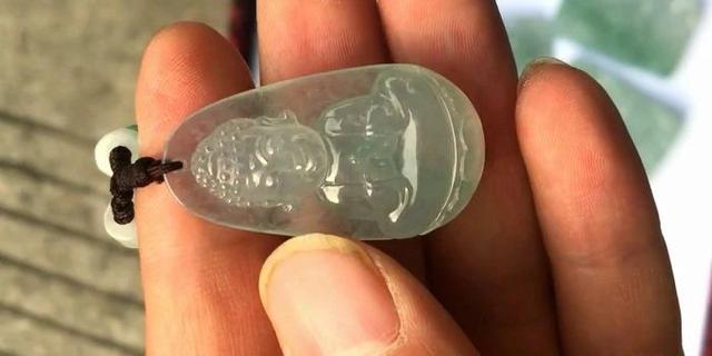 糯冰翡翠原石切开图片,翡翠原石冰糯图片-第11张图片-翡翠网 糯冰翡翠原石切开图片,翡翠原石冰糯图片-第11张图片-翡翠网