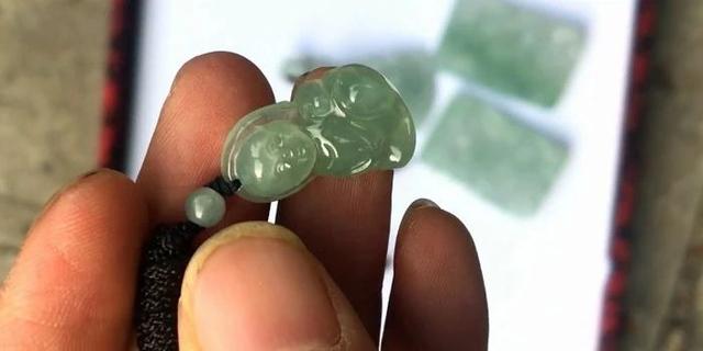 糯冰翡翠原石切开图片,翡翠原石冰糯图片-第12张图片-翡翠网 糯冰翡翠原石切开图片,翡翠原石冰糯图片-第12张图片-翡翠网