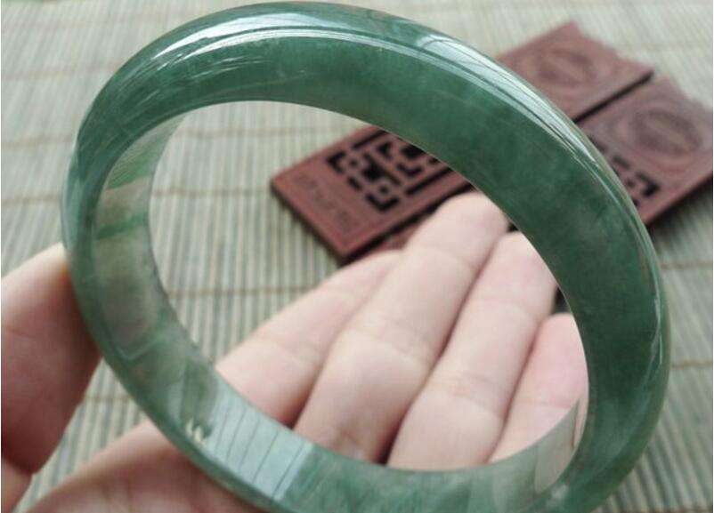 翡翠a手镯价格表翡翠a货价格多少一克-第2张图片-翡翠网 翡翠a手镯价格表翡翠a货价格多少一克-第2张图片-翡翠网