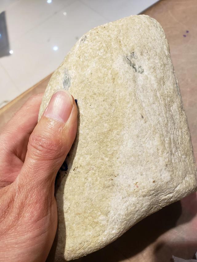 白灰皮翡翠原石特性的简单介绍-第1张图片-翡翠网 白灰皮翡翠原石特性的简单介绍-第1张图片-翡翠网