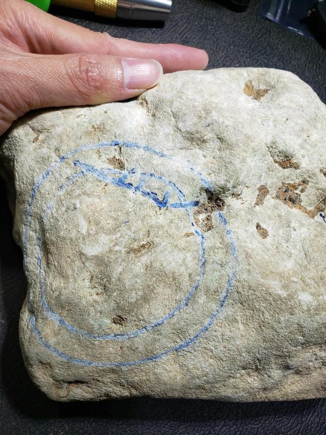 白灰皮翡翠原石特性的简单介绍-第2张图片-翡翠网 白灰皮翡翠原石特性的简单介绍-第2张图片-翡翠网