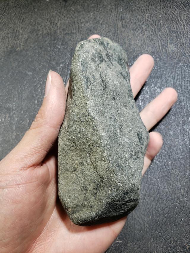 白灰皮翡翠原石特性的简单介绍-第3张图片-翡翠网 白灰皮翡翠原石特性的简单介绍-第3张图片-翡翠网