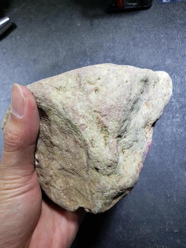 白灰皮翡翠原石特性的简单介绍-第5张图片-翡翠网 白灰皮翡翠原石特性的简单介绍-第5张图片-翡翠网