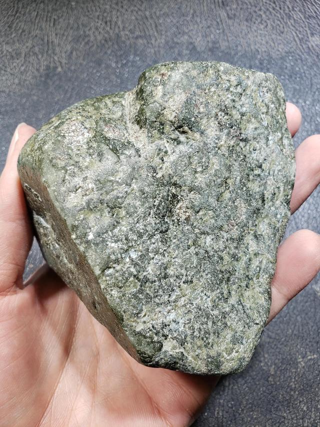 白灰皮翡翠原石特性的简单介绍-第8张图片-翡翠网 白灰皮翡翠原石特性的简单介绍-第8张图片-翡翠网