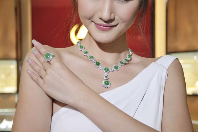 黑皮翡翠原石如何鉴别,翡翠原石哪里好-第1张图片-翡翠网 黑皮翡翠原石如何鉴别,翡翠原石哪里好-第1张图片-翡翠网