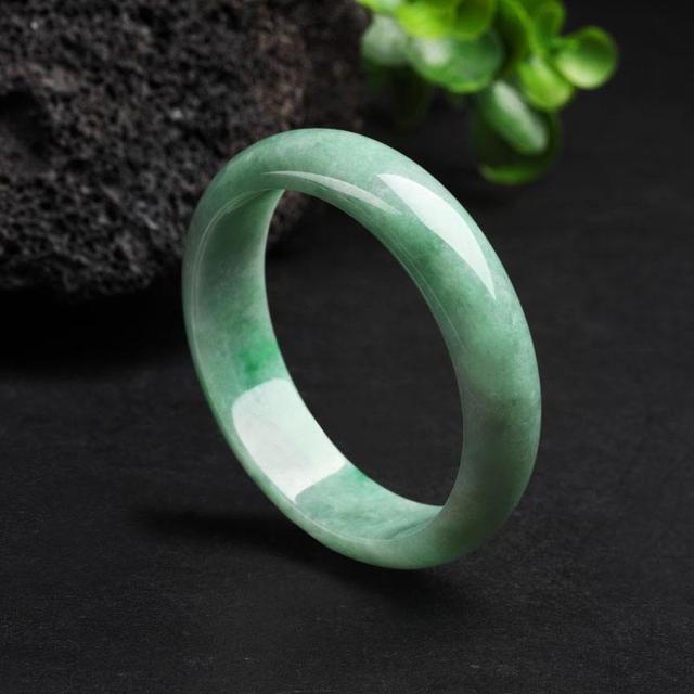 豆种翡翠挂件批发价钱的简单介绍-第1张图片-翡翠网 豆种翡翠挂件批发价钱的简单介绍-第1张图片-翡翠网