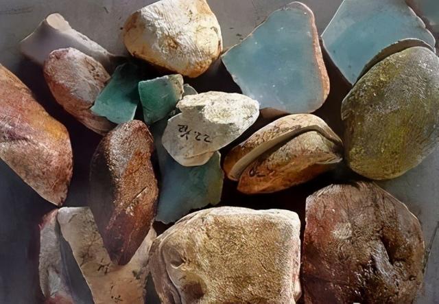 南齐翡翠原石有黄雾表现木那原石皮壳图谱解析-第1张图片-翡翠网 南齐翡翠原石有黄雾表现木那原石皮壳图谱解析-第1张图片-翡翠网