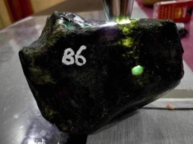 南齐翡翠原石有黄雾表现木那原石皮壳图谱解析-第2张图片-翡翠网 南齐翡翠原石有黄雾表现木那原石皮壳图谱解析-第2张图片-翡翠网