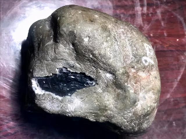 南齐翡翠原石有黄雾表现木那原石皮壳图谱解析-第6张图片-翡翠网 南齐翡翠原石有黄雾表现木那原石皮壳图谱解析-第6张图片-翡翠网