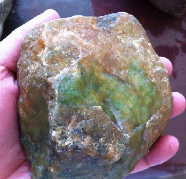 南齐翡翠原石有黄雾表现木那原石皮壳图谱解析-第7张图片-翡翠网 南齐翡翠原石有黄雾表现木那原石皮壳图谱解析-第7张图片-翡翠网