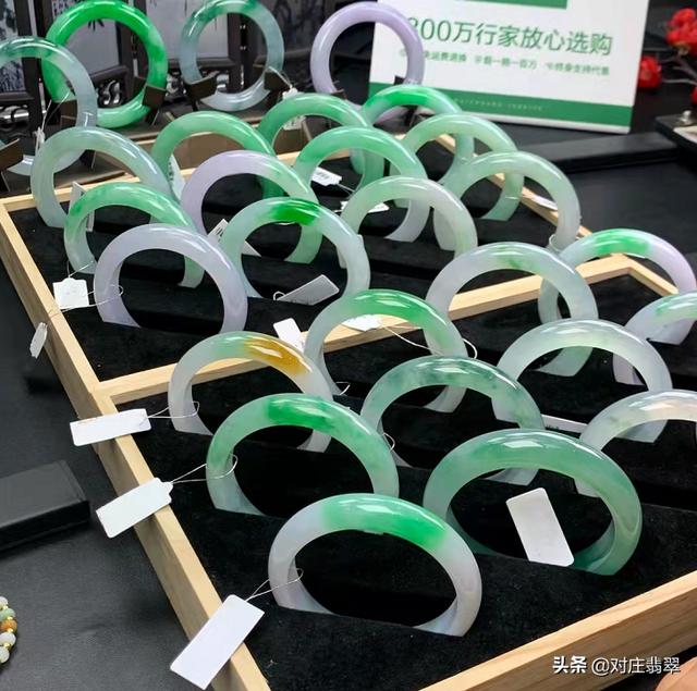 翡翠手镯什么颜色好的简单介绍-第1张图片-翡翠网 翡翠手镯什么颜色好的简单介绍-第1张图片-翡翠网