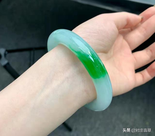 翡翠手镯什么颜色好的简单介绍-第13张图片-翡翠网 翡翠手镯什么颜色好的简单介绍-第13张图片-翡翠网