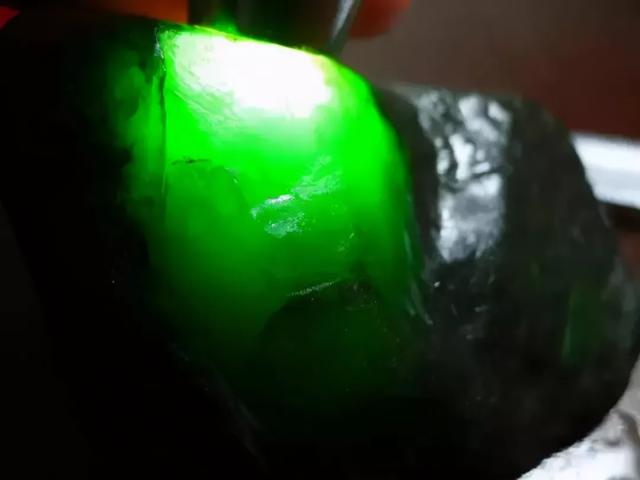 翡翠原石什么样的皮出什么料,翡翠原石皮图片大全-第1张图片-翡翠网 翡翠原石什么样的皮出什么料,翡翠原石皮图片大全-第1张图片-翡翠网