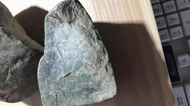 冰种翡翠原石切割缅甸糯冰种翡翠原石切开图-第1张图片-翡翠网 冰种翡翠原石切割缅甸糯冰种翡翠原石切开图-第1张图片-翡翠网