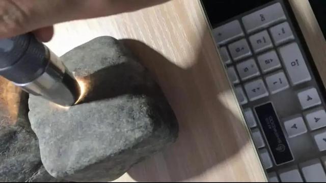 冰种翡翠原石切割缅甸糯冰种翡翠原石切开图-第2张图片-翡翠网 冰种翡翠原石切割缅甸糯冰种翡翠原石切开图-第2张图片-翡翠网