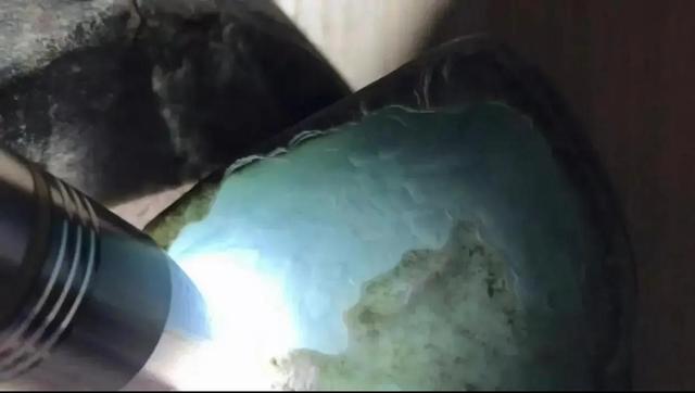 冰种翡翠原石切割缅甸糯冰种翡翠原石切开图-第4张图片-翡翠网 冰种翡翠原石切割缅甸糯冰种翡翠原石切开图-第4张图片-翡翠网