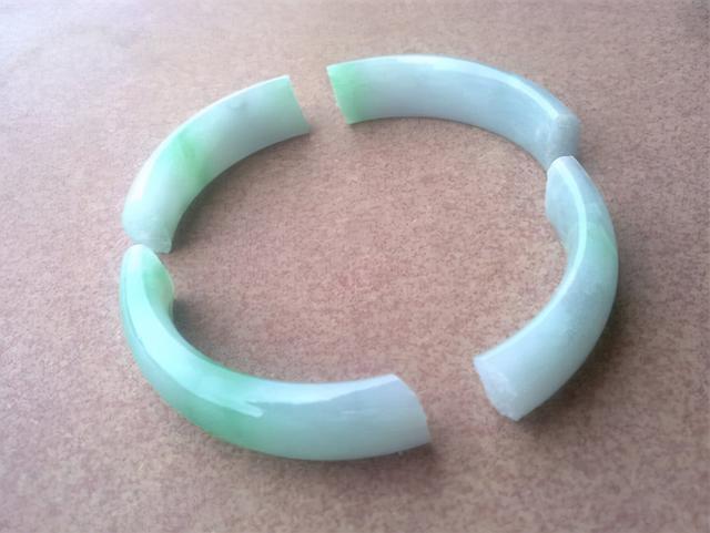 左戴玉镯子右手金镯子翡翠金手镯好不好-第2张图片-翡翠网 左戴玉镯子右手金镯子翡翠金手镯好不好-第2张图片-翡翠网