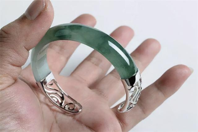 左戴玉镯子右手金镯子翡翠金手镯好不好-第4张图片-翡翠网 左戴玉镯子右手金镯子翡翠金手镯好不好-第4张图片-翡翠网