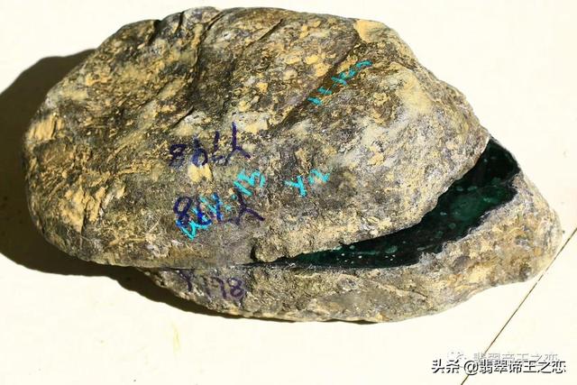 翡翠原石开皮了怎么保养怎样存放翡翠原石最好-第1张图片-翡翠网 翡翠原石开皮了怎么保养怎样存放翡翠原石最好-第1张图片-翡翠网