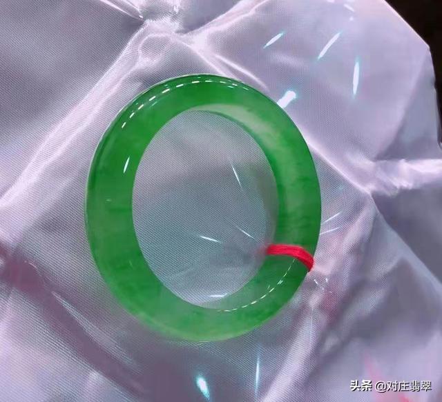 女孩适合带什么手镯,翡翠手镯适合带什么颜色的-第7张图片-翡翠网 女孩适合带什么手镯,翡翠手镯适合带什么颜色的-第7张图片-翡翠网